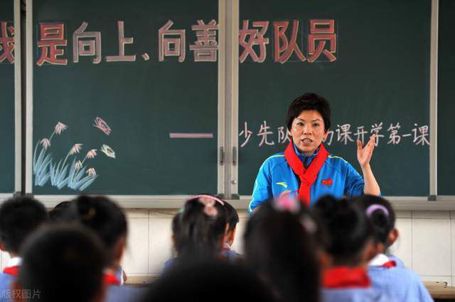 是她面对家庭压力硬扛梦想的心声，当她手拿一本《演员的自我修养》前行时正如20年前尹天仇在小屋子里静看这本演员必修书籍